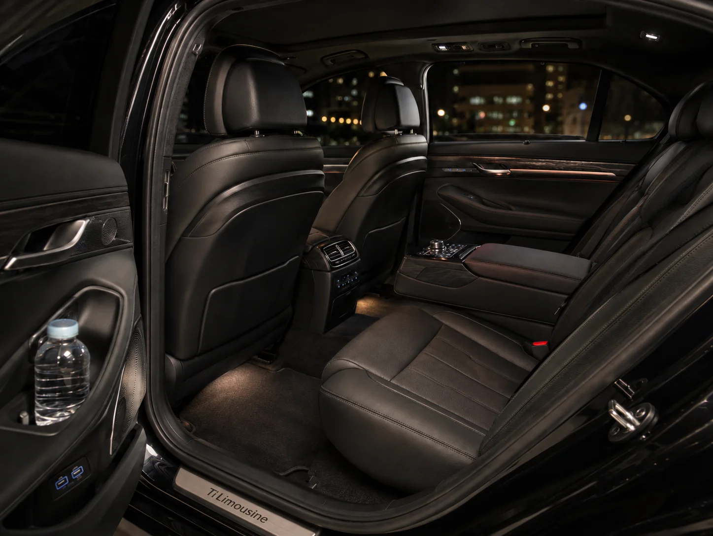 TiLimousine Business Class Sedan - black executive sedan for corporate travel in Boston interior